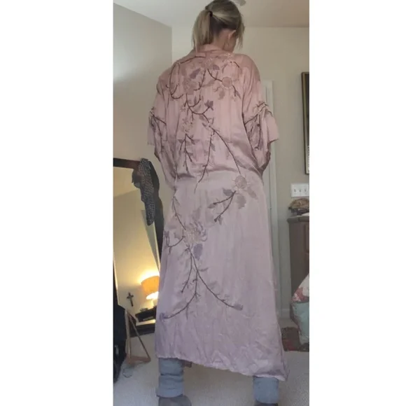 Magnolia Pearl Embroidered Sinchu Kimono - Picture 2 of 11